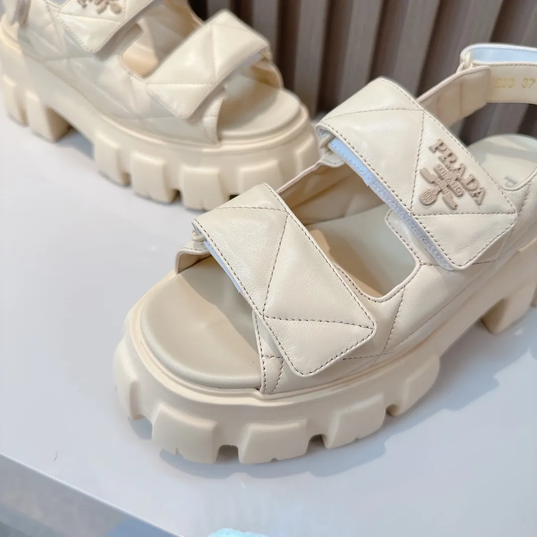 👟👟Ex-factory price 520👟👟 Prada 2024 new summer sandals series Thick-soled sandals This is a must-have for summer. It feels soft and delicate on the feet and is extremely comfortable. You can match it as you like. Original molded midsole. Original foaming technology tooth outsole, size 35-41.